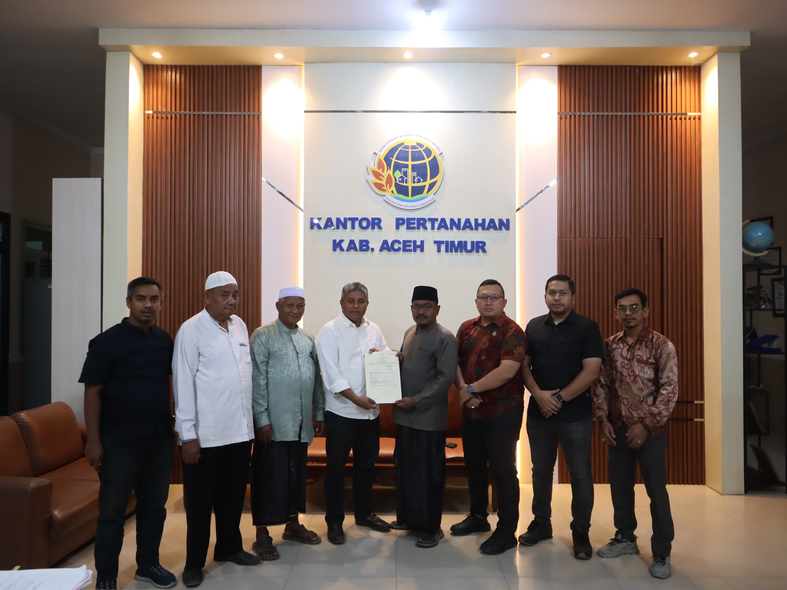 Berkah Ramadan, Kakantah Aceh Timur Serahkan 7 Sertipikat Tanah Wakaf